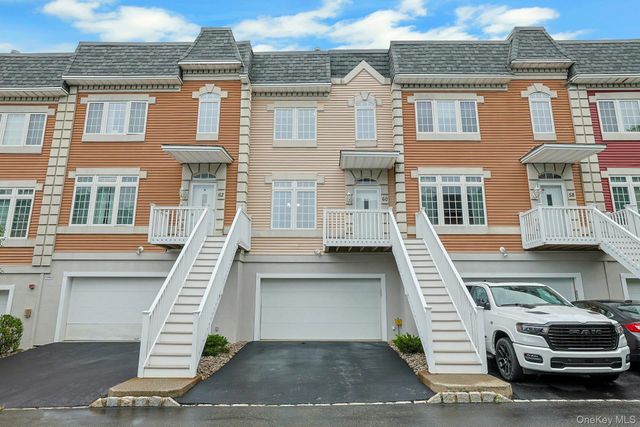 60 Alexander Court, Nanuet, NY 10954