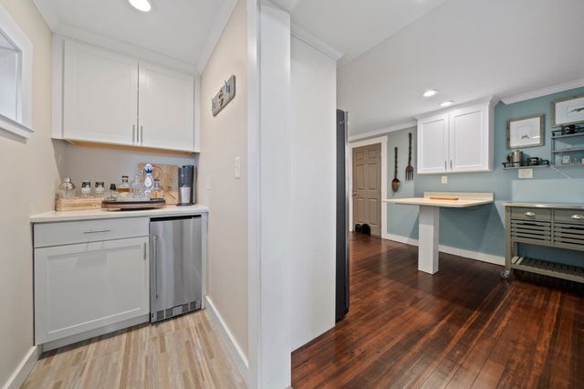 3 Lincoln St, Hull, MA 02045