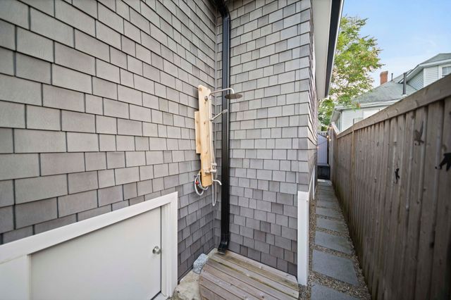 3 Lincoln St, Hull, MA 02045