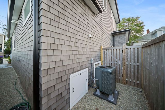 3 Lincoln St, Hull, MA 02045