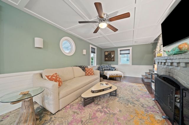 3 Lincoln St, Hull, MA 02045