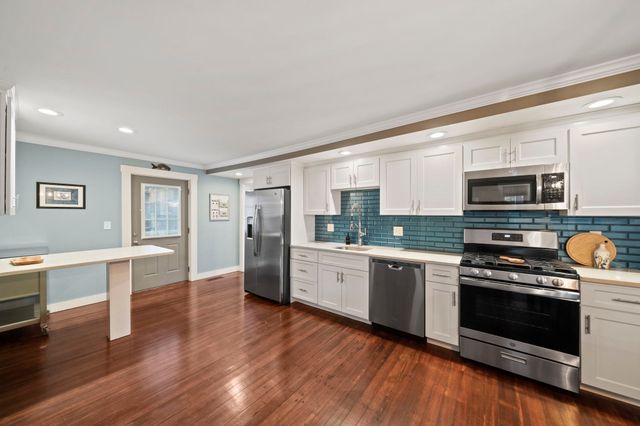 3 Lincoln St, Hull, MA 02045