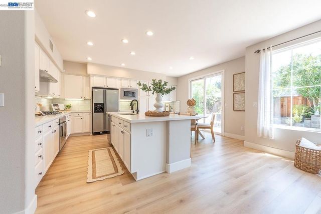 2700 Spindrift Ct, Hayward, CA 94545