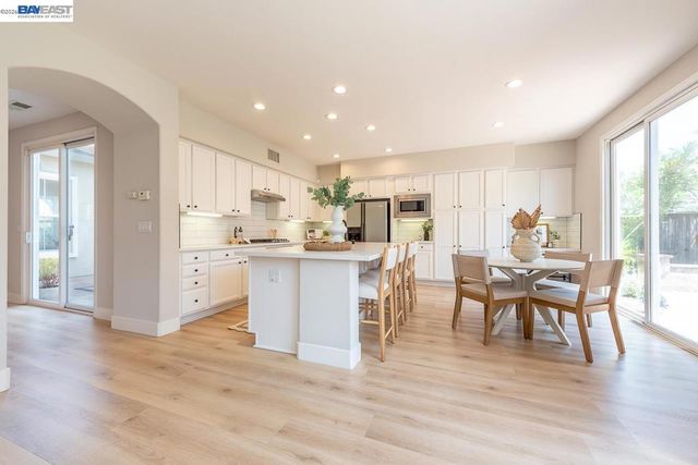 2700 Spindrift Ct, Hayward, CA 94545