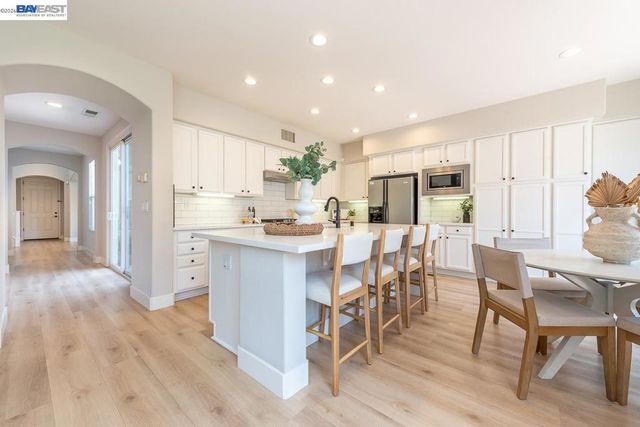 2700 Spindrift Ct, Hayward, CA 94545
