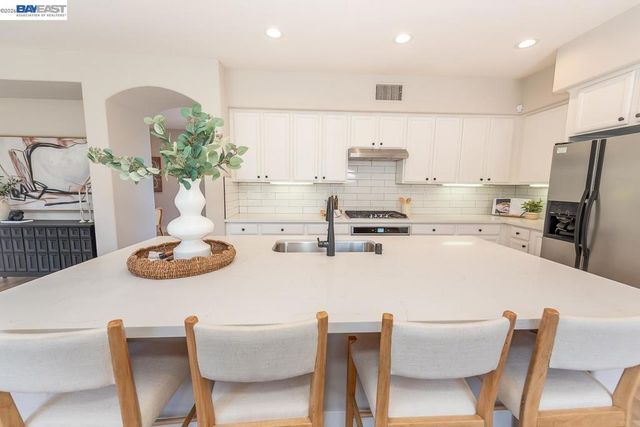 2700 Spindrift Ct, Hayward, CA 94545