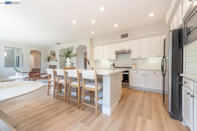 2700 Spindrift Ct, Hayward, CA 94545
