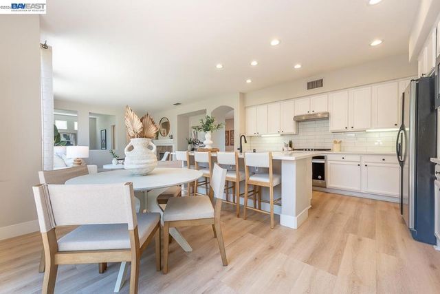 2700 Spindrift Ct, Hayward, CA 94545