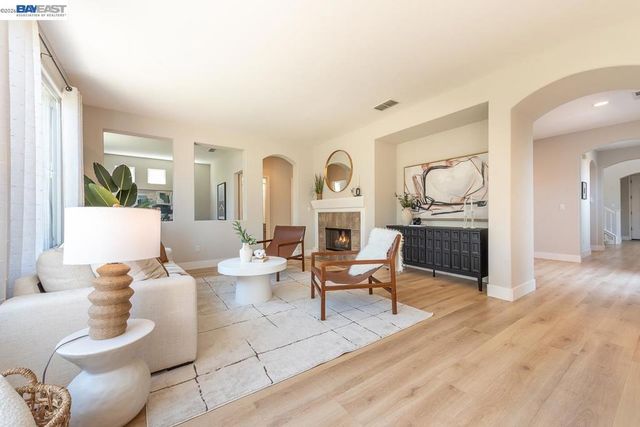 2700 Spindrift Ct, Hayward, CA 94545