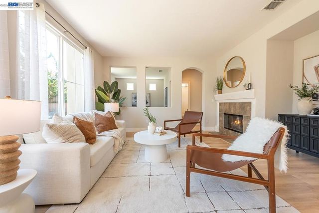 2700 Spindrift Ct, Hayward, CA 94545
