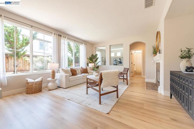 2700 Spindrift Ct, Hayward, CA 94545