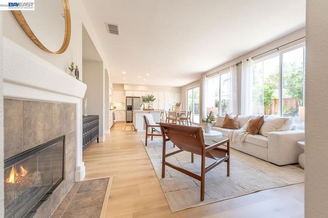 2700 Spindrift Ct, Hayward, CA 94545