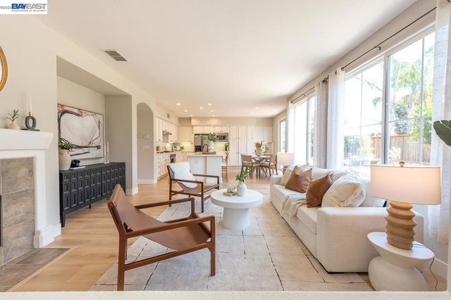 2700 Spindrift Ct, Hayward, CA 94545