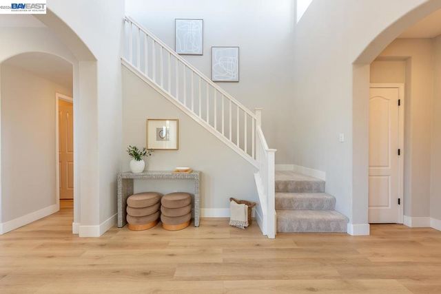 2700 Spindrift Ct, Hayward, CA 94545