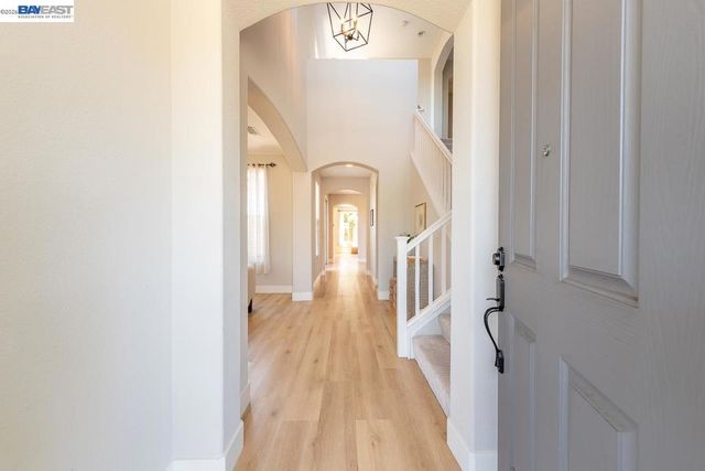 2700 Spindrift Ct, Hayward, CA 94545
