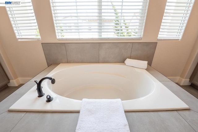 2700 Spindrift Ct, Hayward, CA 94545