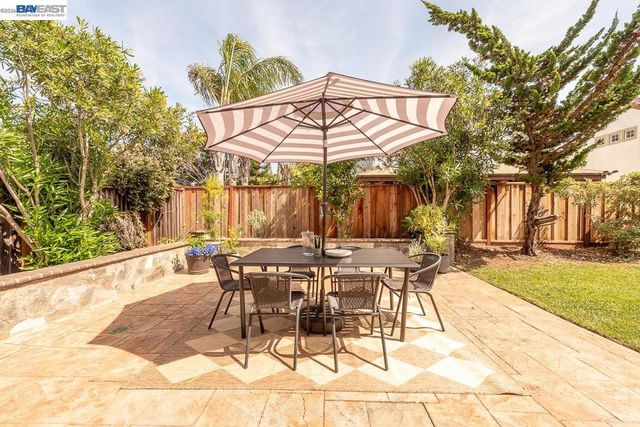 2700 Spindrift Ct, Hayward, CA 94545