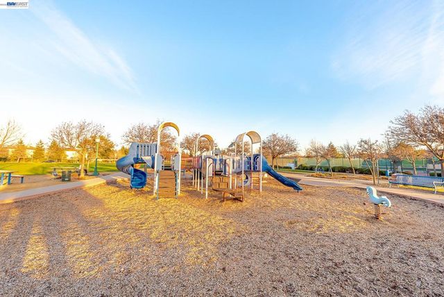 2700 Spindrift Ct, Hayward, CA 94545