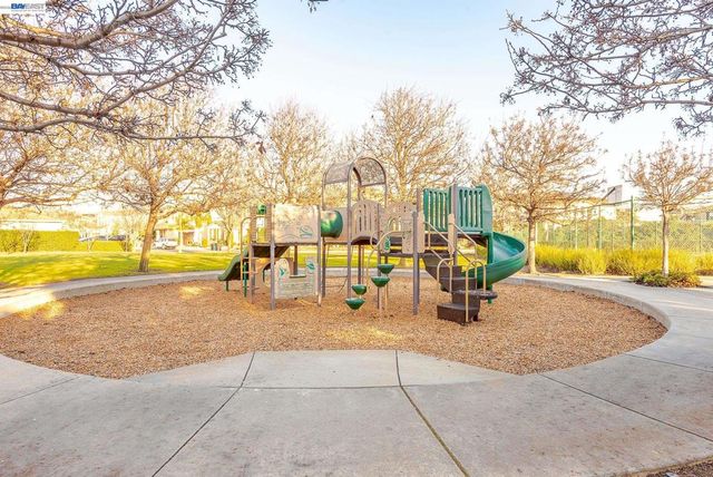 2700 Spindrift Ct, Hayward, CA 94545