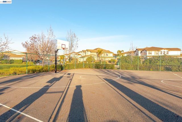 2700 Spindrift Ct, Hayward, CA 94545