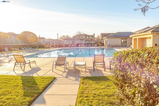 2700 Spindrift Ct, Hayward, CA 94545