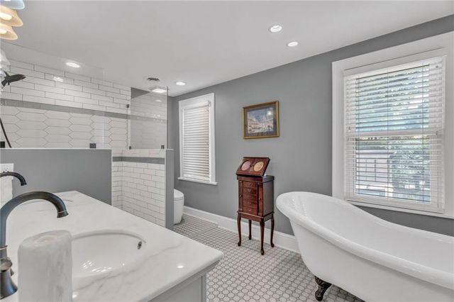4975 Ward Parkway Boulevard, Kansas City, MO 64112