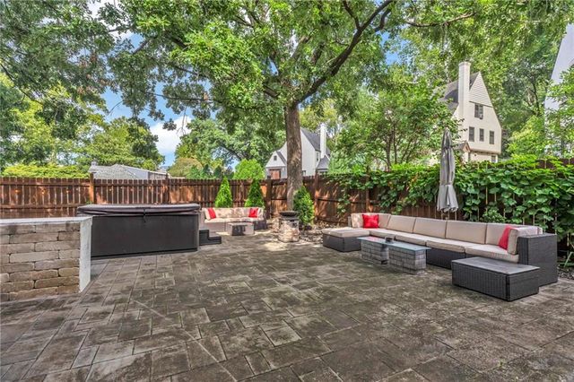 4975 Ward Parkway Boulevard, Kansas City, MO 64112
