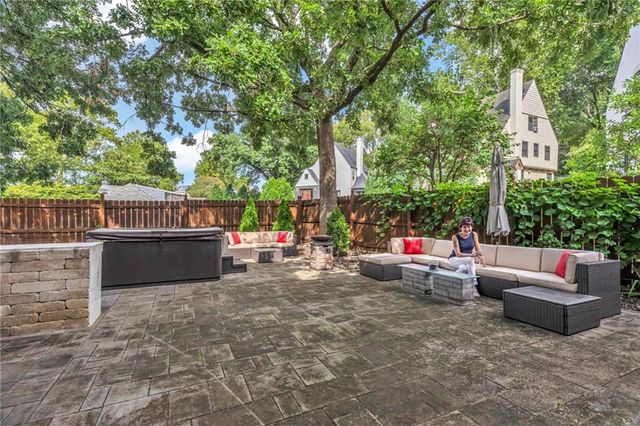 4975 Ward Parkway Boulevard, Kansas City, MO 64112