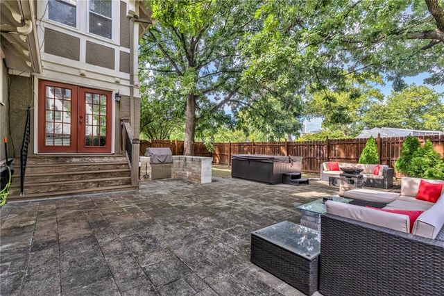 4975 Ward Parkway Boulevard, Kansas City, MO 64112