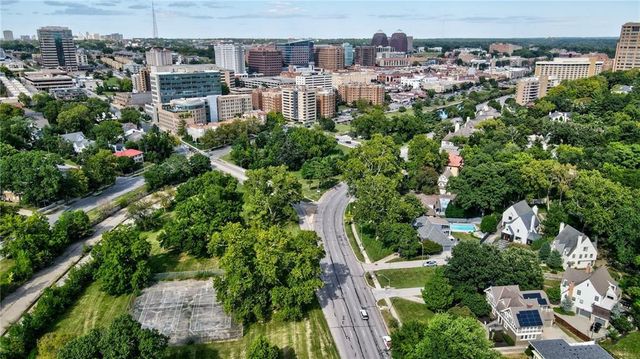 4975 Ward Parkway Boulevard, Kansas City, MO 64112