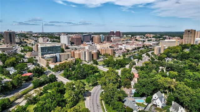 4975 Ward Parkway, Kansas City, MO 64112