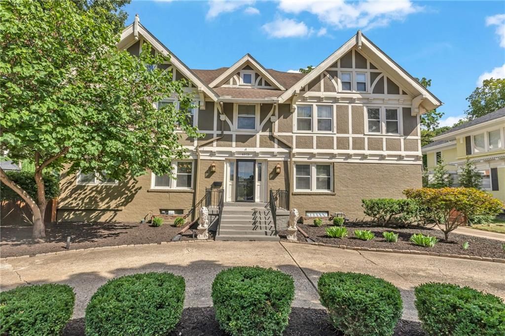 4975 Ward Parkway Boulevard, Kansas City, MO 64112