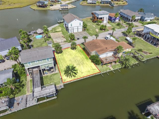 65 Lakeside Drive, Hitchcock, TX 77563