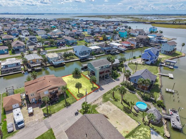 65 Lakeside Drive, Hitchcock, TX 77563