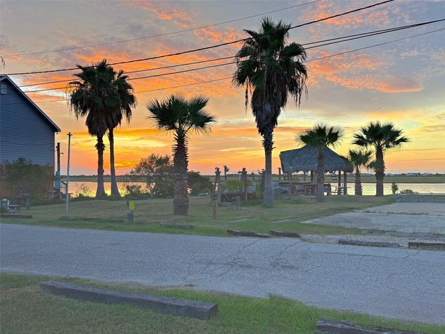 65 Lakeside Drive, Hitchcock, TX 77563