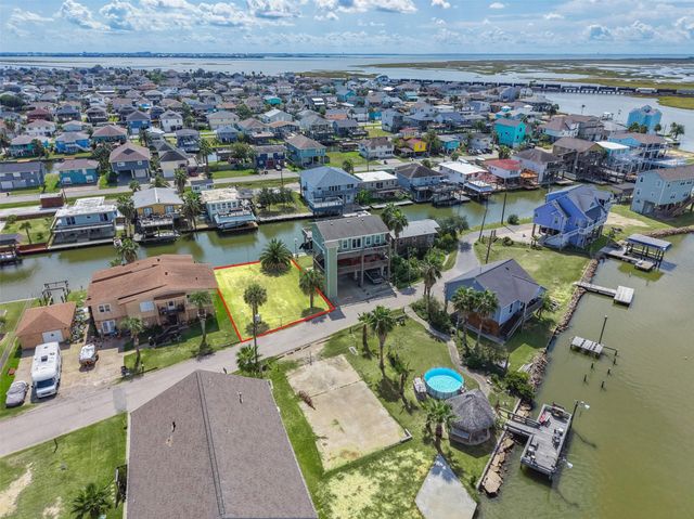 65 Lakeside Drive, Hitchcock, TX 77563