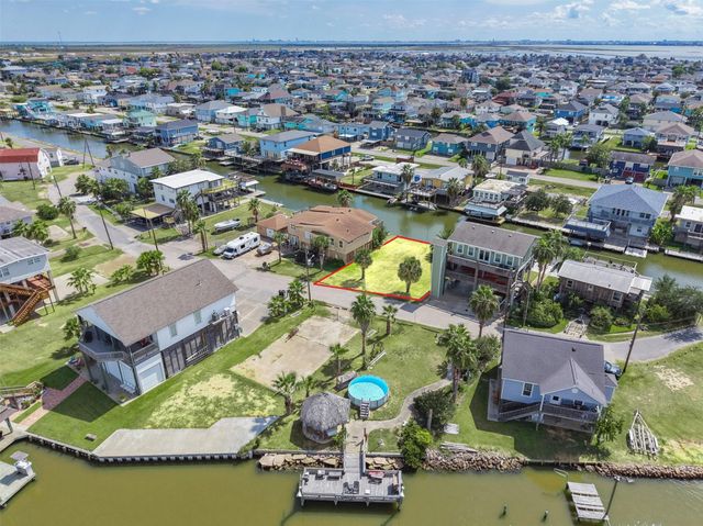 65 Lakeside Drive, Hitchcock, TX 77563
