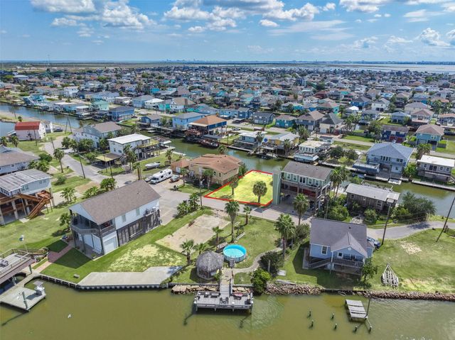 65 Lakeside Drive, Hitchcock, TX 77563
