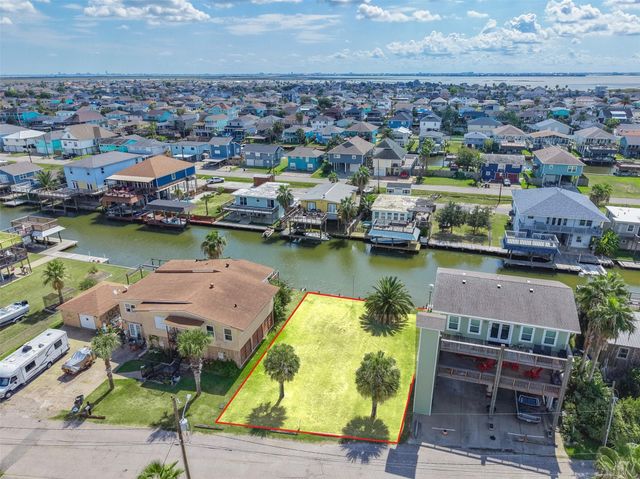 65 Lakeside Drive, Hitchcock, TX 77563