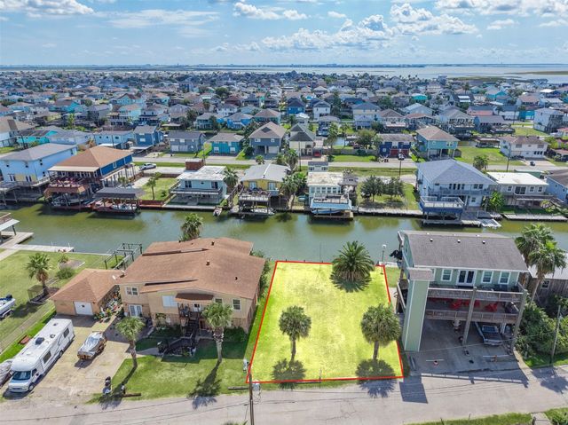 65 Lakeside Drive, Hitchcock, TX 77563