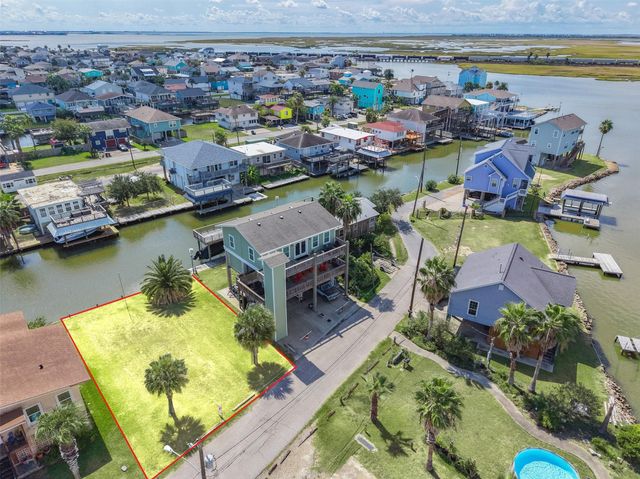 65 Lakeside Drive, Hitchcock, TX 77563