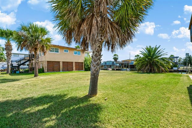 65 Lakeside Drive, Hitchcock, TX 77563