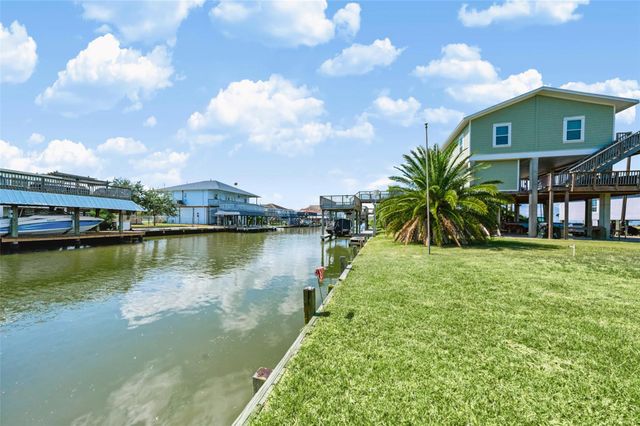 65 Lakeside Drive, Hitchcock, TX 77563