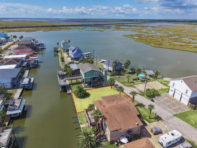 65 Lakeside Drive, Hitchcock, TX 77563
