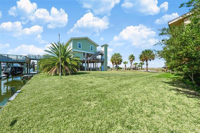 65 Lakeside Drive, Hitchcock, TX 77563
