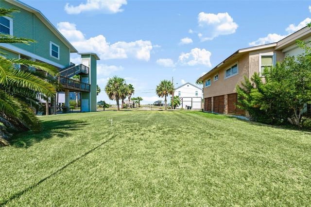 65 Lakeside Drive, Hitchcock, TX 77563