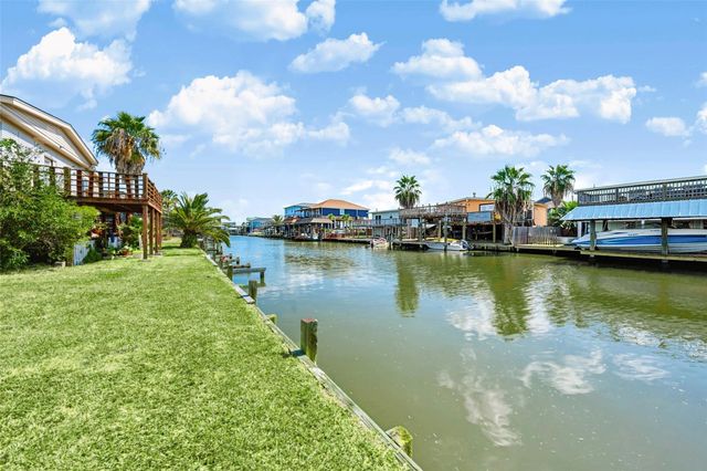 65 Lakeside Drive, Hitchcock, TX 77563