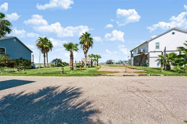 65 Lakeside Drive, Hitchcock, TX 77563