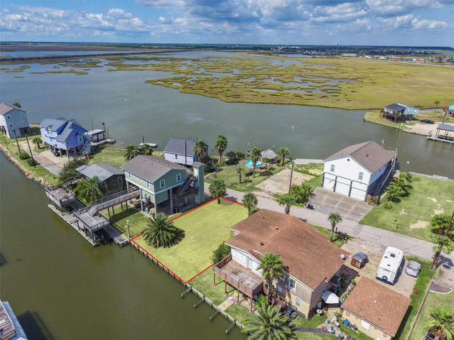 65 Lakeside Drive, Hitchcock, TX 77563