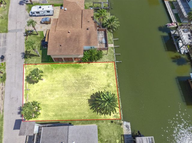 65 Lakeside Drive, Hitchcock, TX 77563